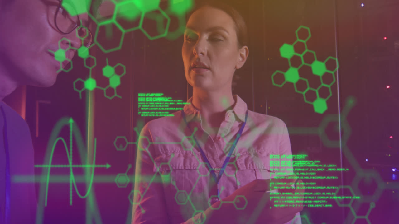 animación del procesamiento de datos sobre diversos trabajadores en la sala del servidor