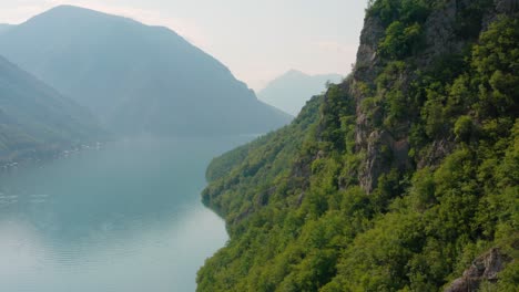 塞爾維亞德里納河上佩魯卡克人造湖的風景景觀 - 天時空中撤退