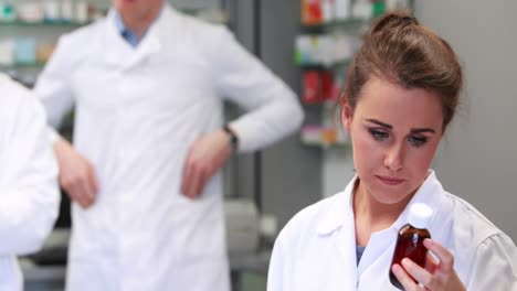 farmacéutico mirando el frasco de medicina