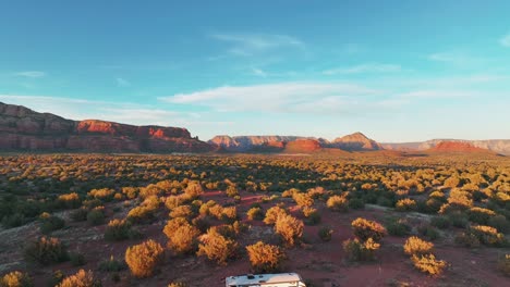 Freizeitfahrzeug-Inmitten-Der-Wildnis-Bei-Sonnenaufgang-In-Sedona,-Arizona