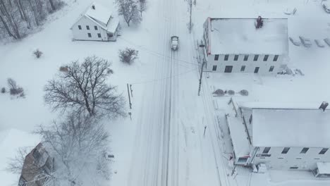 LKW-Mit-Pflug-Fährt-Durch-Verschneite-Monson-Town