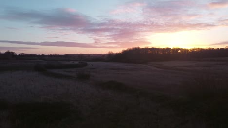 Vista-Aérea-De-Un-Amanecer-Inglés-En-Un-Campo-Remoto