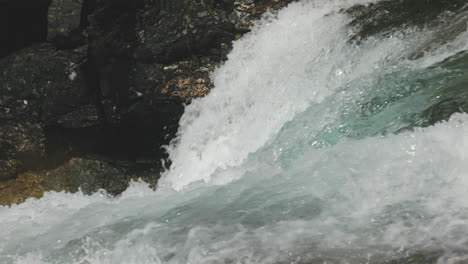 cámara lenta de agua dulce turbulenta moviéndose hacia abajo