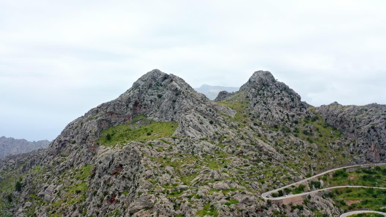 belleza en la naturaleza: majestuoso paisaje montañoso con nubes dramáticas y un cielo vasto, avión no tripulado aéreo
