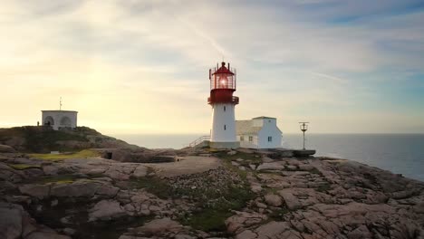 faro costero. el faro de lindesnes es un faro costero en el extremo sur de noruega.