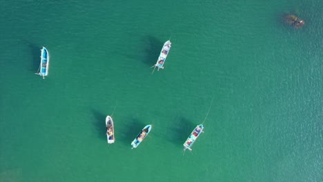 Coloridos-Barcos-Pesqueros-Anclados-En-Hermosas-Aguas-Turquesas-De-Acapulco,-México