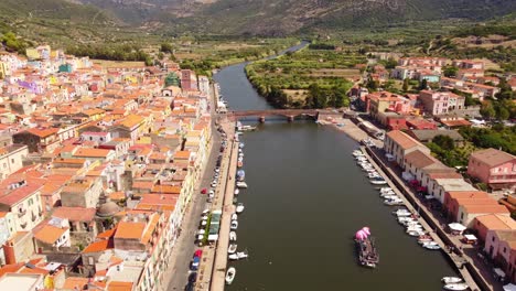 Dorf-Bosa-Auf-Sardinien,-Luftaufnahme-Von-Häusern-Und-Fluss-Temo,-Tag