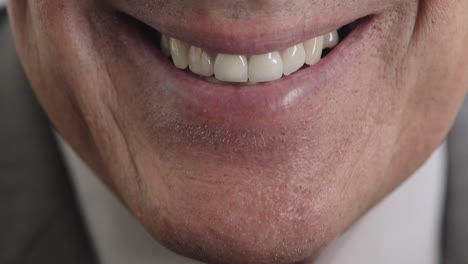 cerca de hombre maduro boca sonriendo dientes higiene dental