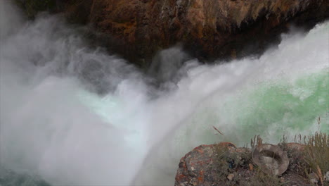 ángulo-Alto,-Toma-En-Cámara-Lenta-De-Las-Cataratas-Superiores-De-Yellowstone-Con-Niebla-Saliendo-De-La-Base-De-Las-Cataratas