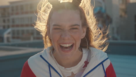 Retrato-Feliz-Adolescente-Riendo-Luciendo-Feliz-Con-El-Viento-Que-Sopla-Mujer-De-Pelo-Rojo-Divirtiéndose-En-La-Ciudad-Al-Atardecer