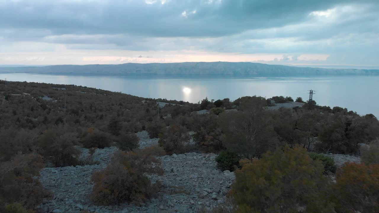 drone aéreo disparó sobre la costa rocosa volar hacia el agua