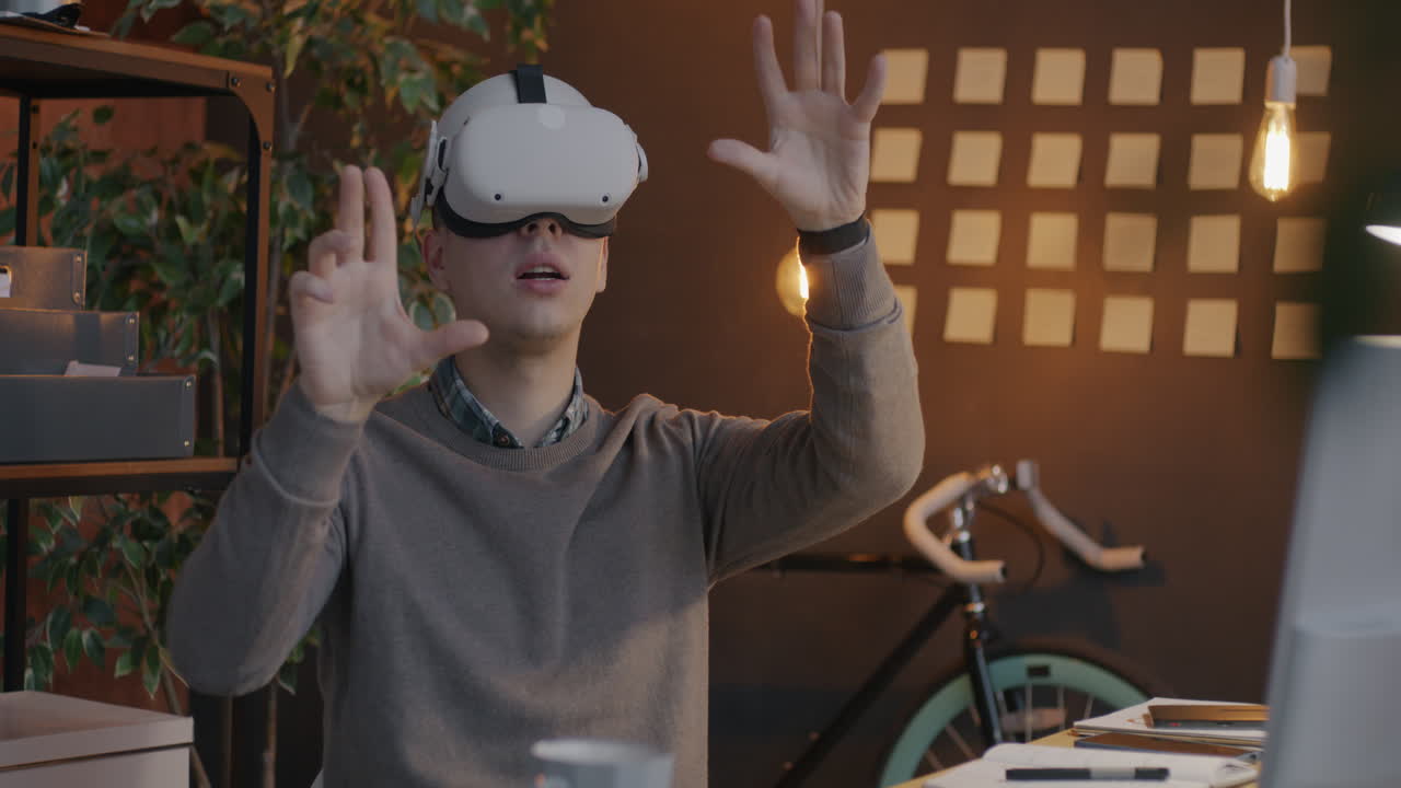 Uomo che utilizza un visore VR in ufficio