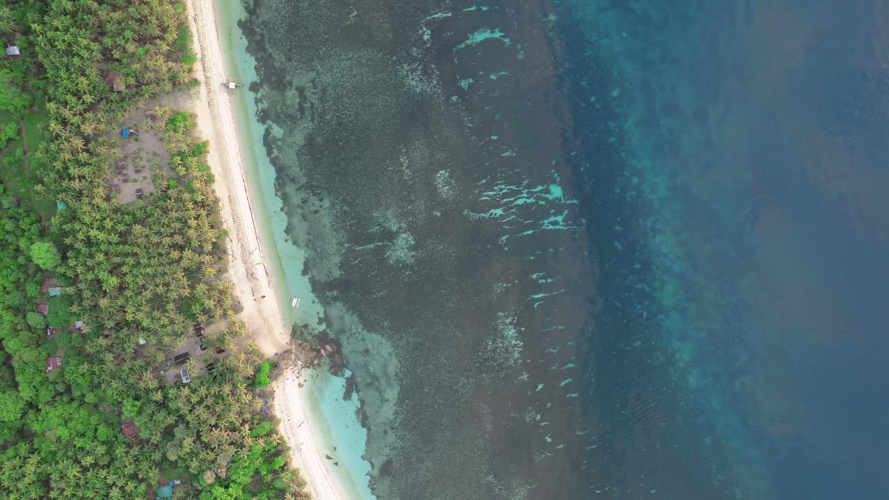 필리핀의 순수한  모래 해변과 은 파란 물의 위상