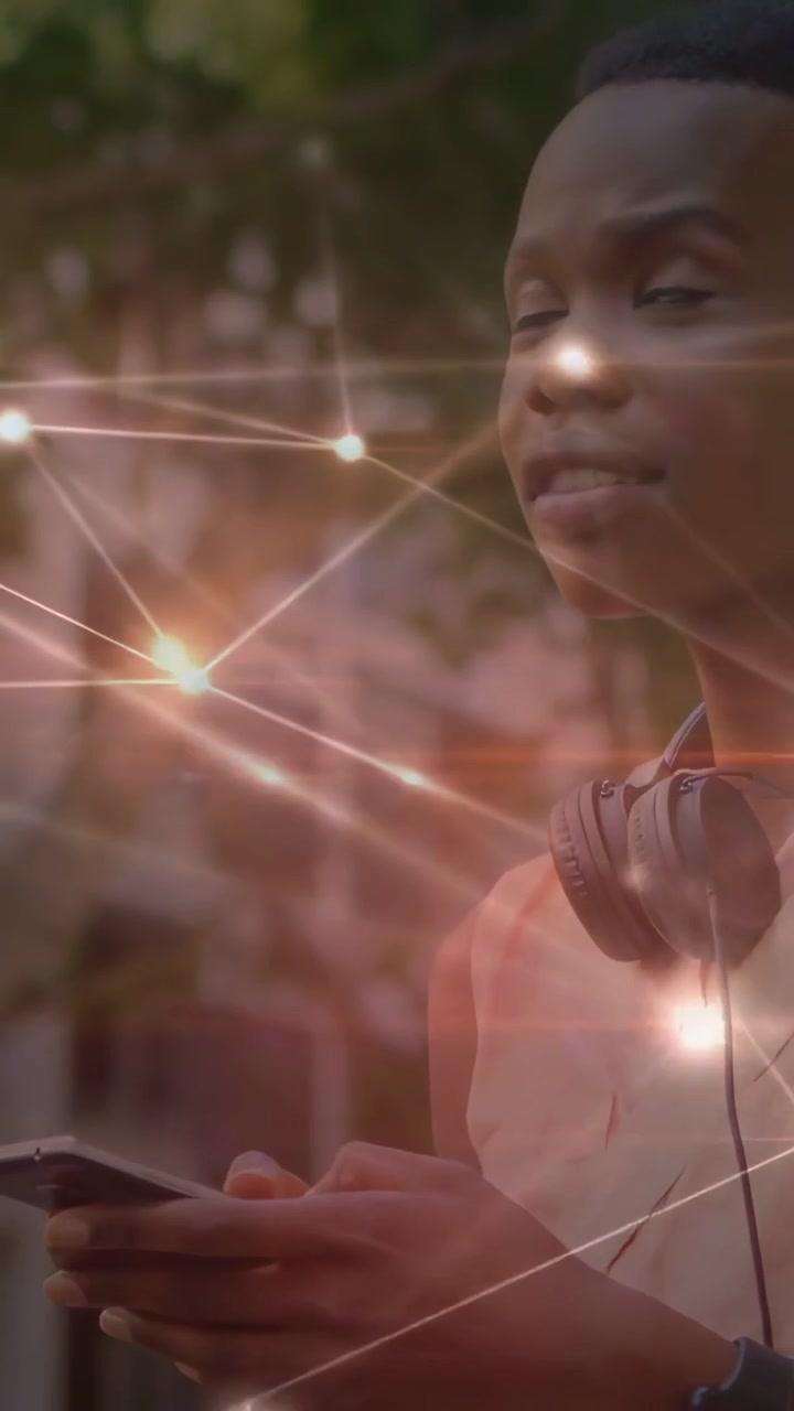 Video verticale: Illuminazione del telefono, una donna che controlla i messaggi, lanciando un'occhiata a destra con le cuffie su una sovrapposizione stradale.