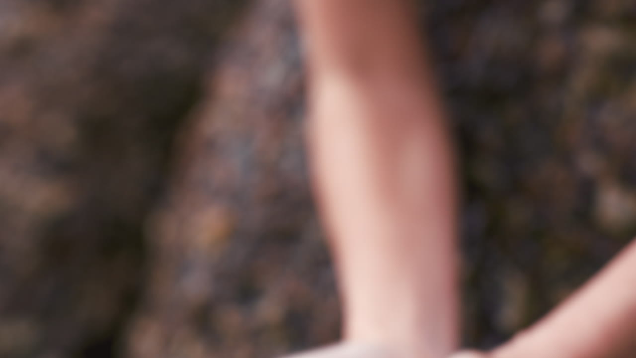 naturaleza, río y manos cucharada de agua en el bosque