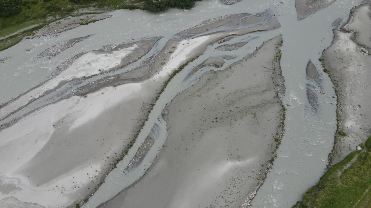 широкоугольное видео с дрона в красивых горах на севере италии с гигантским водопадом и рекой