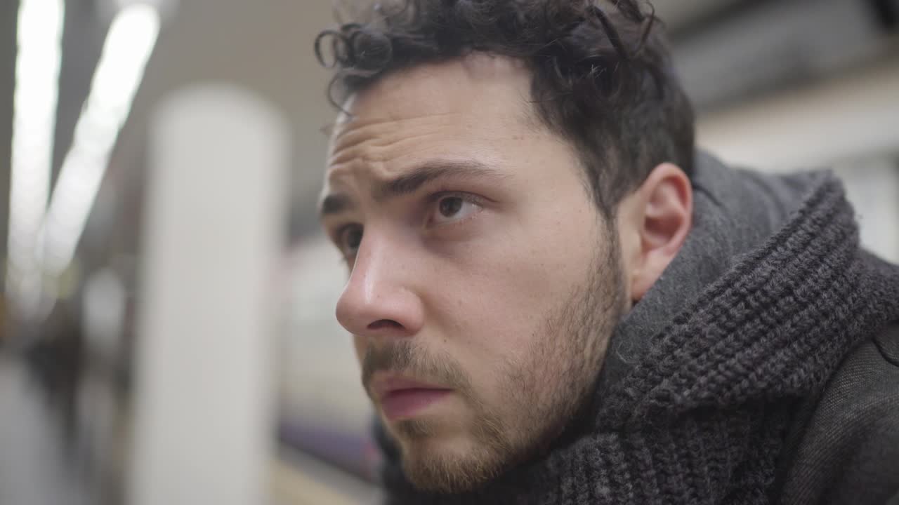 un tipo infeliz y deprimido en el metro parece preocupado y pensativo sobre su futuro