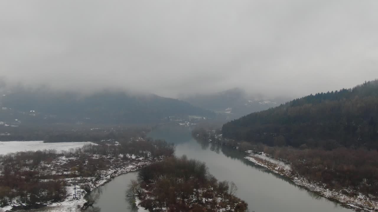 el tranquilo valle del río de la montaña panorama aéreo en un frío día de invierno tormentoso