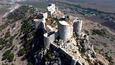 Castillos-De-Turquía:-Majestad-Aérea:-Castillo-De-Yilan-En-Adana,-Castillo-Majestuoso:-Vista-Aérea-Desde-Una-Colina-Empinada