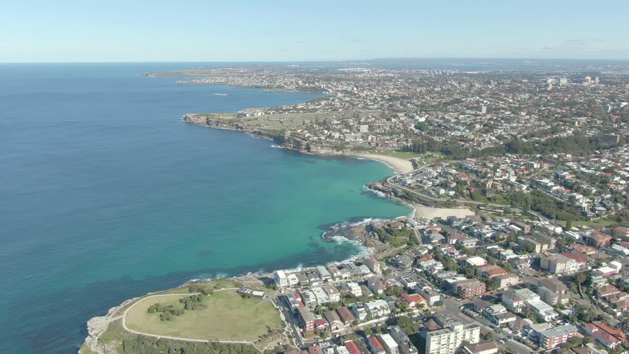 타마라마 해변을 드러내기 위해 바위 웅덩이 위로 공중 촬영