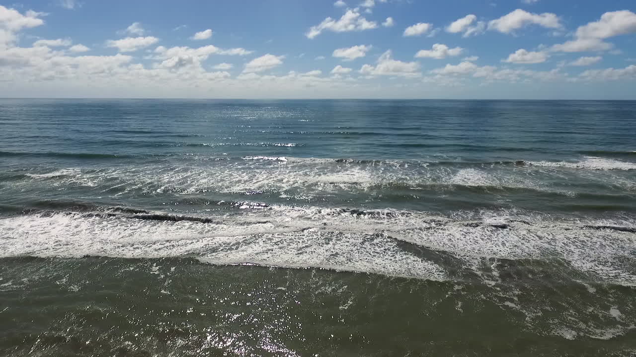 Vista aerea di una splendida giornata estiva sopra l'orizzonte dell'Oceano Atlantico e una spiaggia sabbiosa.