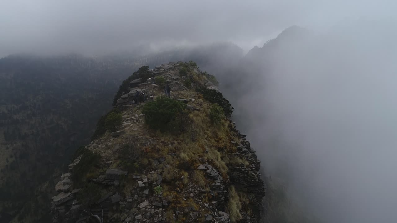 비구름의 공중 팬이 멕시코의 산봉우리를 둘러싸고 있습니다.