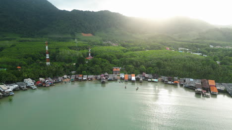 vista aérea del sol sobre la isla de ko lanta yai en el estrecho de malaca, tailandia, entre las islas phi phi y el continente del sudeste asiático.