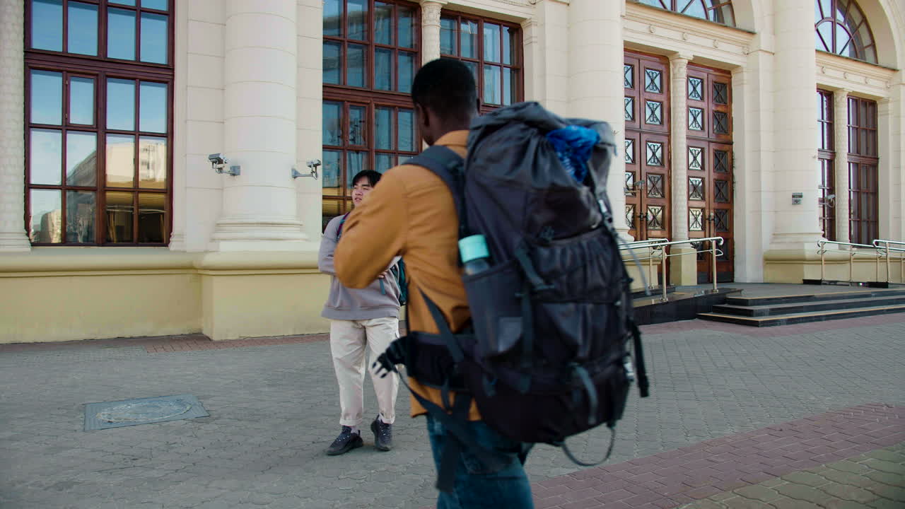 друзья фотографируются.