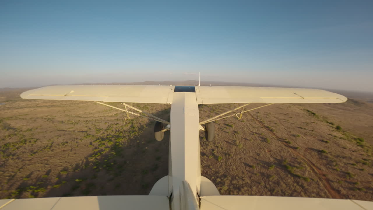 Aereo da bushcraft in volo sulla savana verso il tramonto