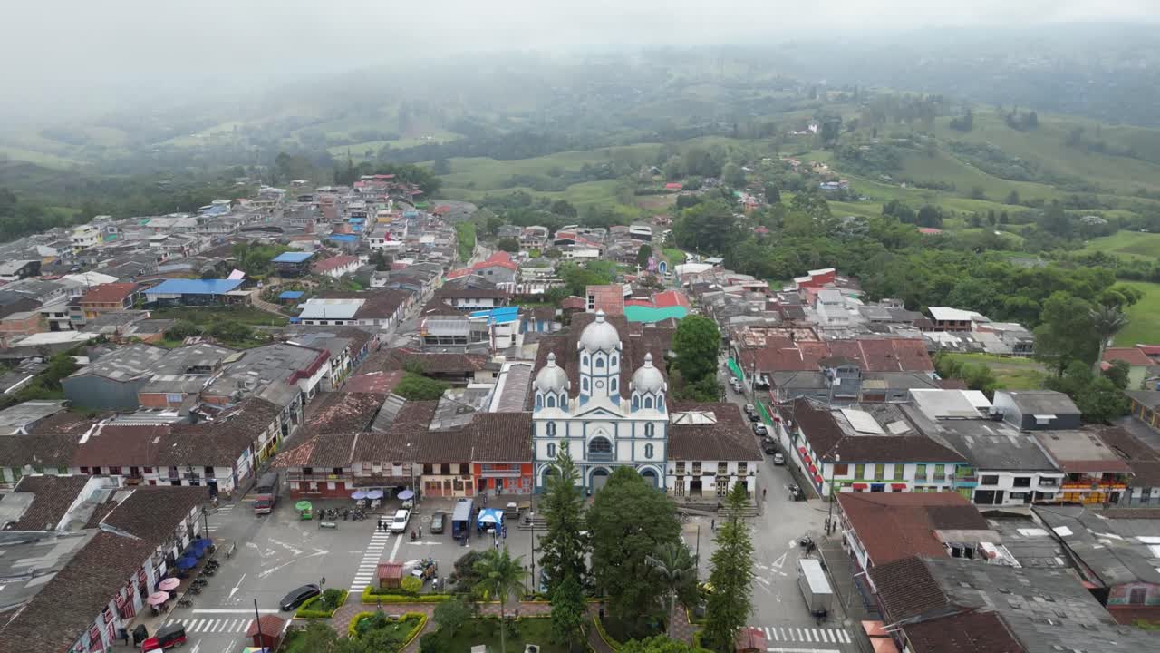 revel shot de parque bolívar y la iglesia parroquia inmaculada concepción de filandia en la ciudad andina de filandia, en el departamento de quindío de colombia