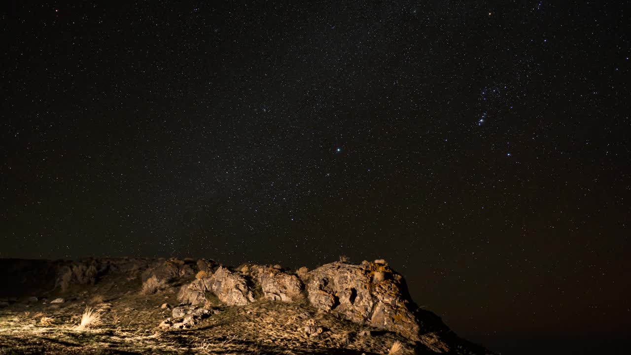 noche estrellada acampando en el desierto del oeste de utah - lapso de tiempo de la vía láctea deslizante
