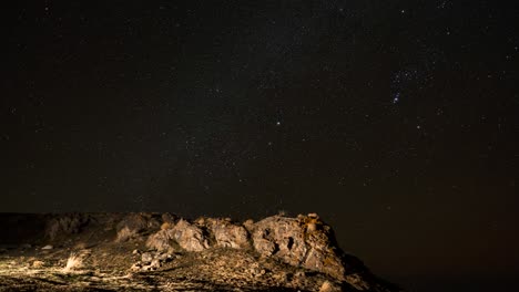 Noche-Estrellada-Acampando-En-El-Desierto-Del-Oeste-De-Utah---Lapso-De-Tiempo-De-La-Vía-Láctea-Deslizante