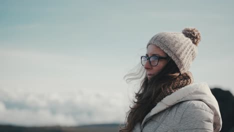 Primer-Plano-En-Cámara-Lenta-De-Una-Mujer-Inspirada-Y-Pensativa-Disfrutando-De-La-Belleza-De-La-Naturaleza-En-Las-Montañas