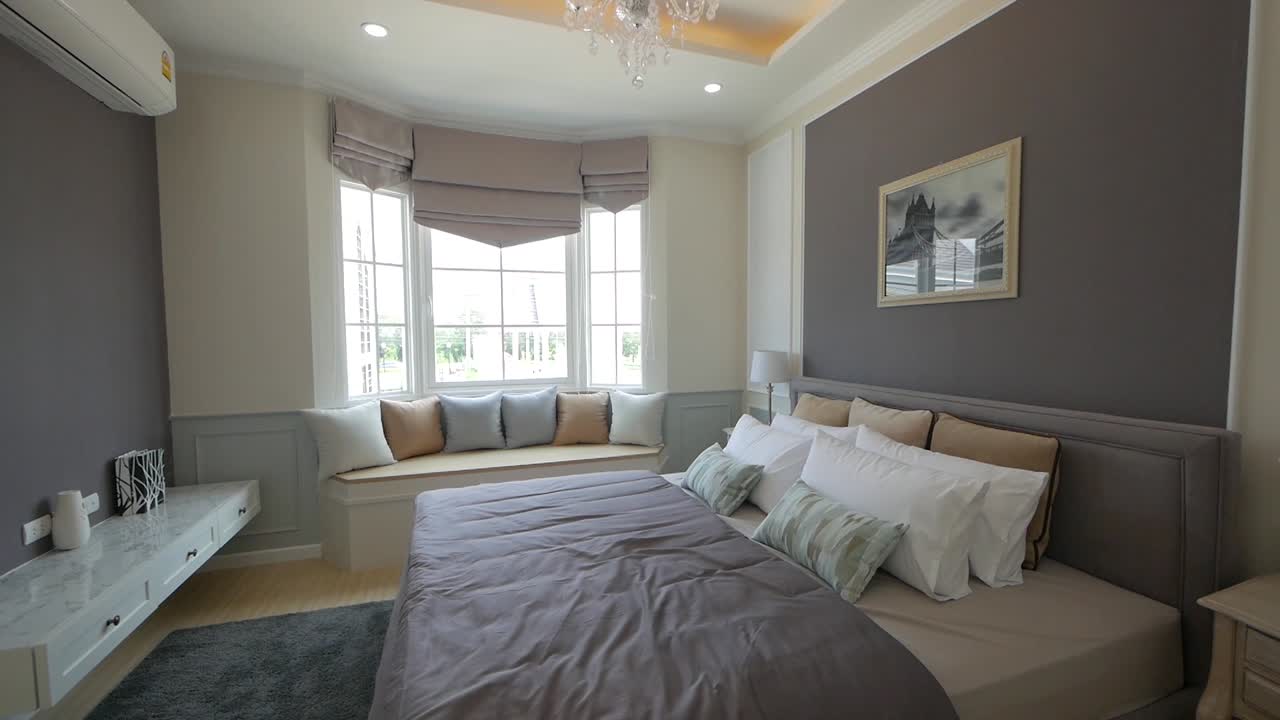 idea de decoración de dormitorio principal elegante y funcional