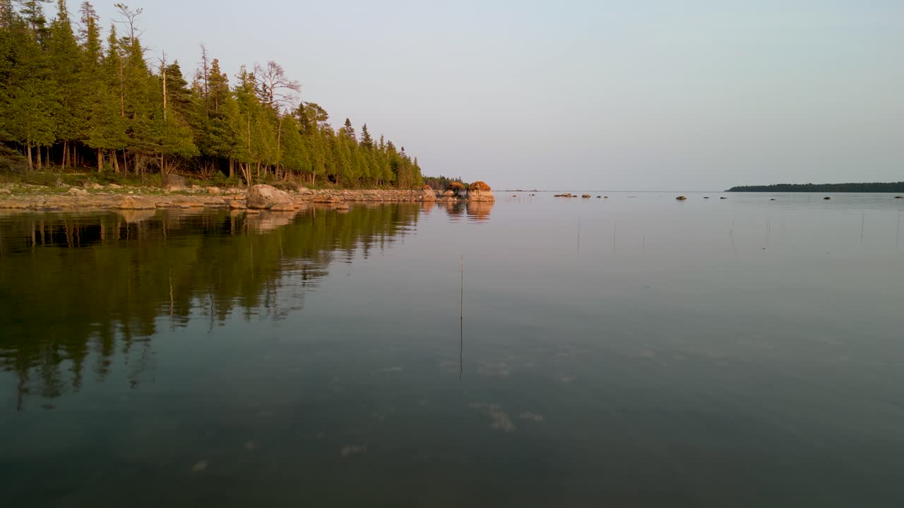 воздушный вид вдоль береговой линии лесистого пляжа с скалами, озеро хурон, штат мичиган