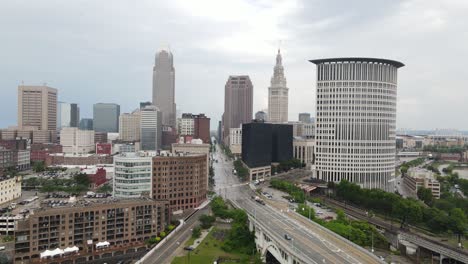 Drohnenvideo-Der-Skyline-Von-Cleveland,-Ohio-Bewegt-Sich-Nach-Oben