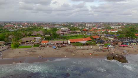 vista aérea del lugar de vacaciones en el océano con casas, restaurantes y hoteles