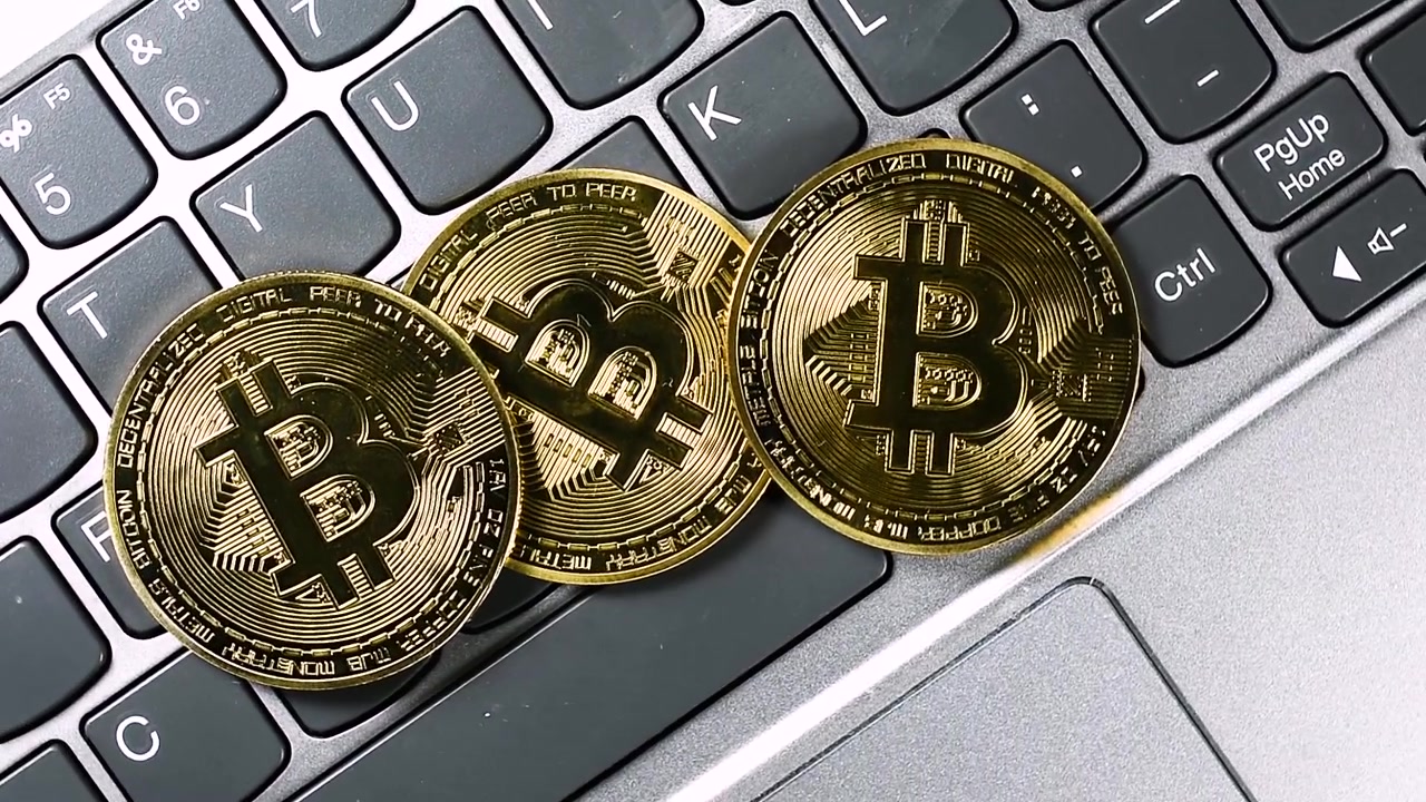 Bitcoin dorati su tastiera di computer.