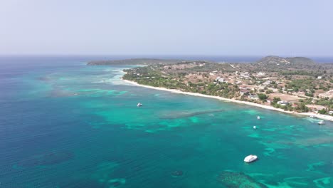 Drohne-Fliegt-über-Die-Karibischen-Gewässer-Des-Strandes-Playa-Ensada-In-Der-Dominikanischen-Republik