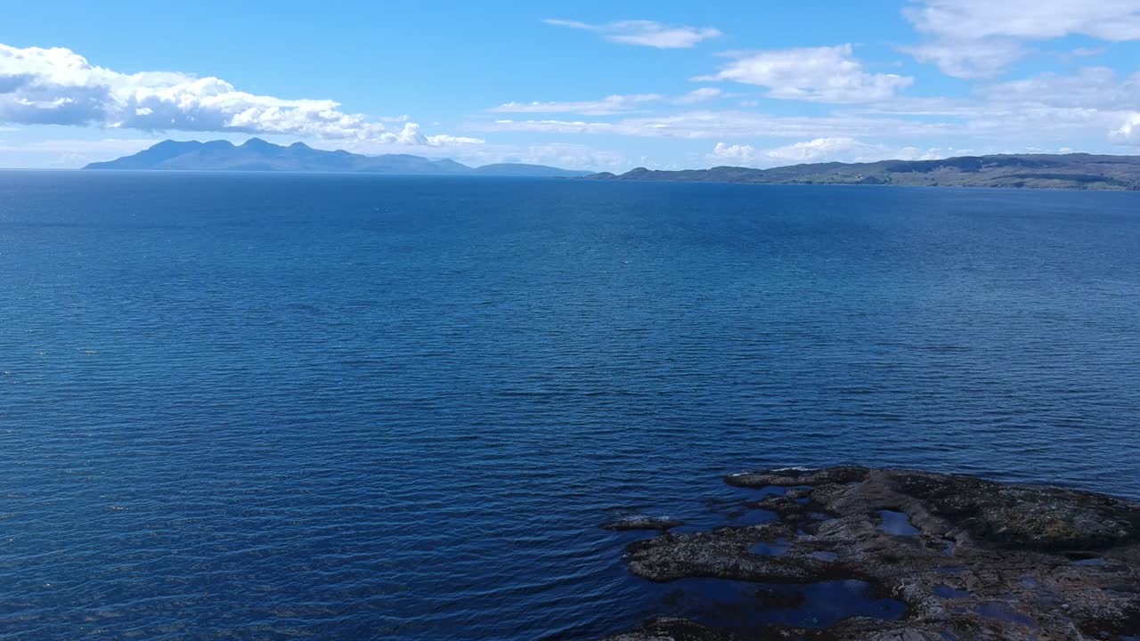 푸른 바다의 드론 샷을 드러내는 틸트 다운