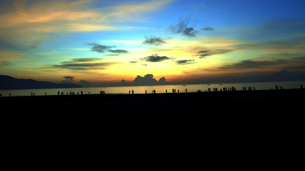 아침에 서서 다낭의 일출을 바라보다