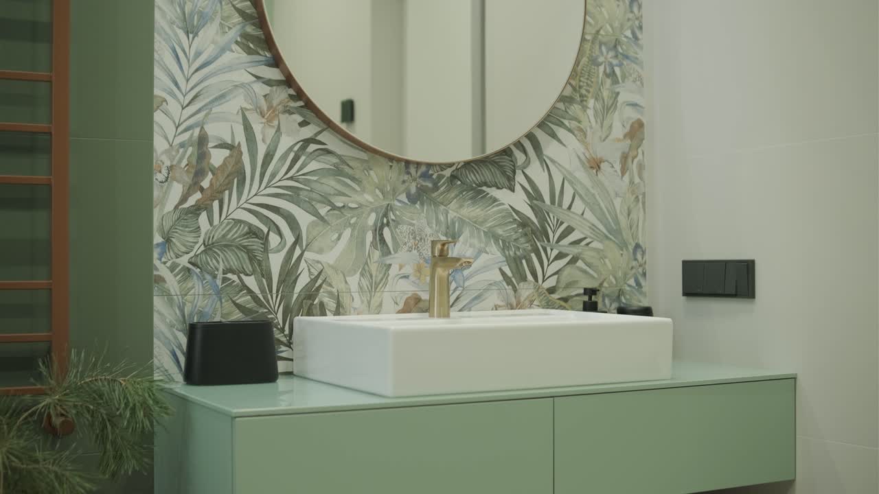 Banheiro moderno azulejado com chuveiro em casa moderna, interior de imóvel. Imagens em plano aberto