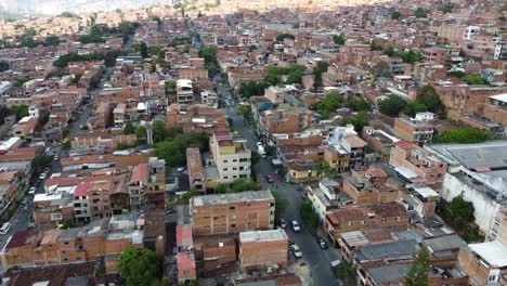 vista de una fabela o comuna en américa del sur