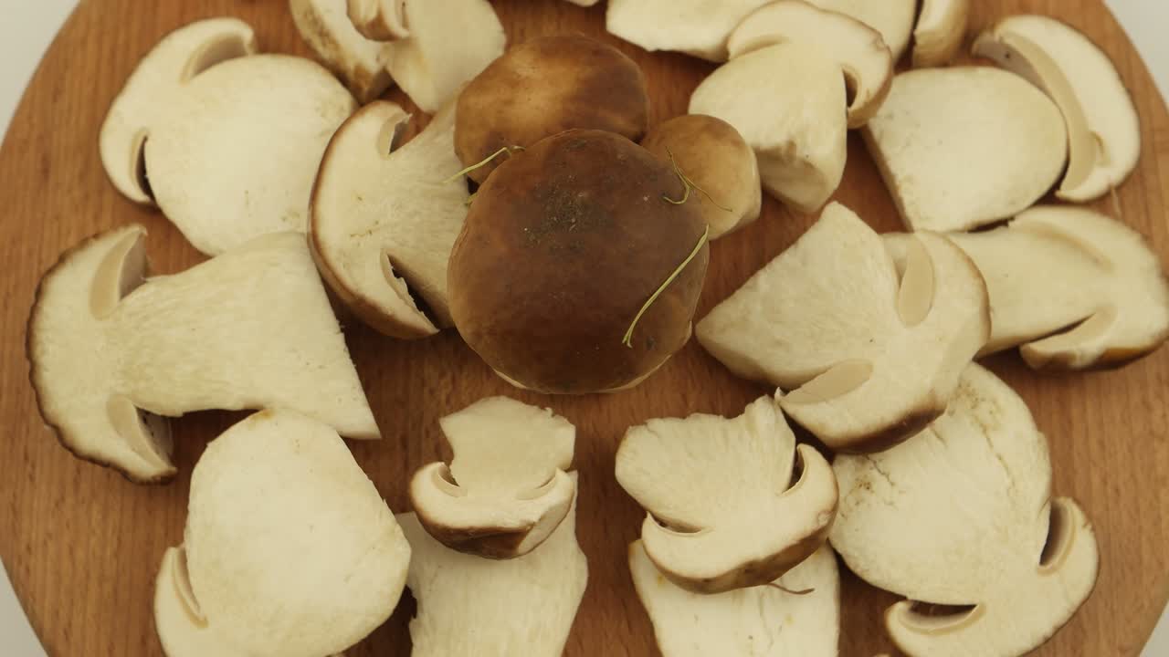 setas porcini enteras y en sección transversal