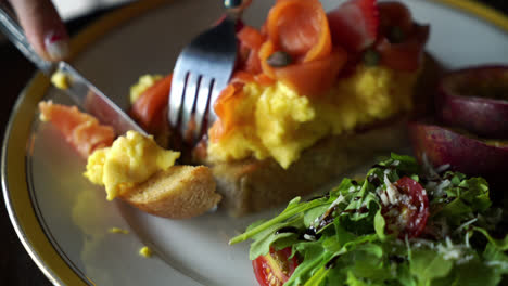 Lonchas-De-Salmón-Ahumado-Con-Huevo-Crumble-Tostado-Con-Ensalada