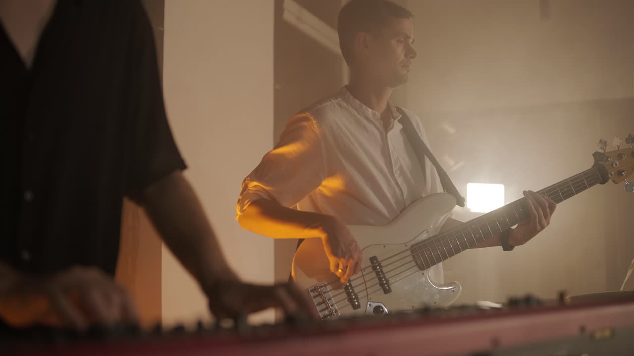 가수, 베이시스트, 피아니스트, 드러머, 기타리스트와 함께 라이브 밴드 공연