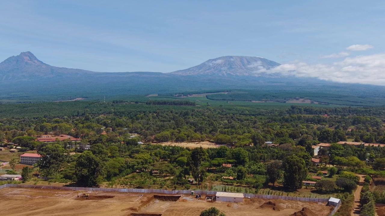 Loitokitok Kilimanjaro Amboseli Kenya Africa. Savana, territorio arido, insediamento rurale di Loitokitok.