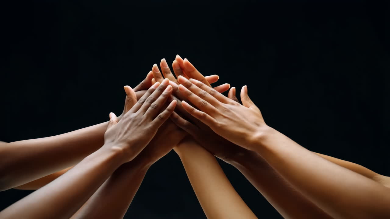 Verschiedene Hände, die aufeinander gestapelt sind und Teamwork und Einheit symbolisieren