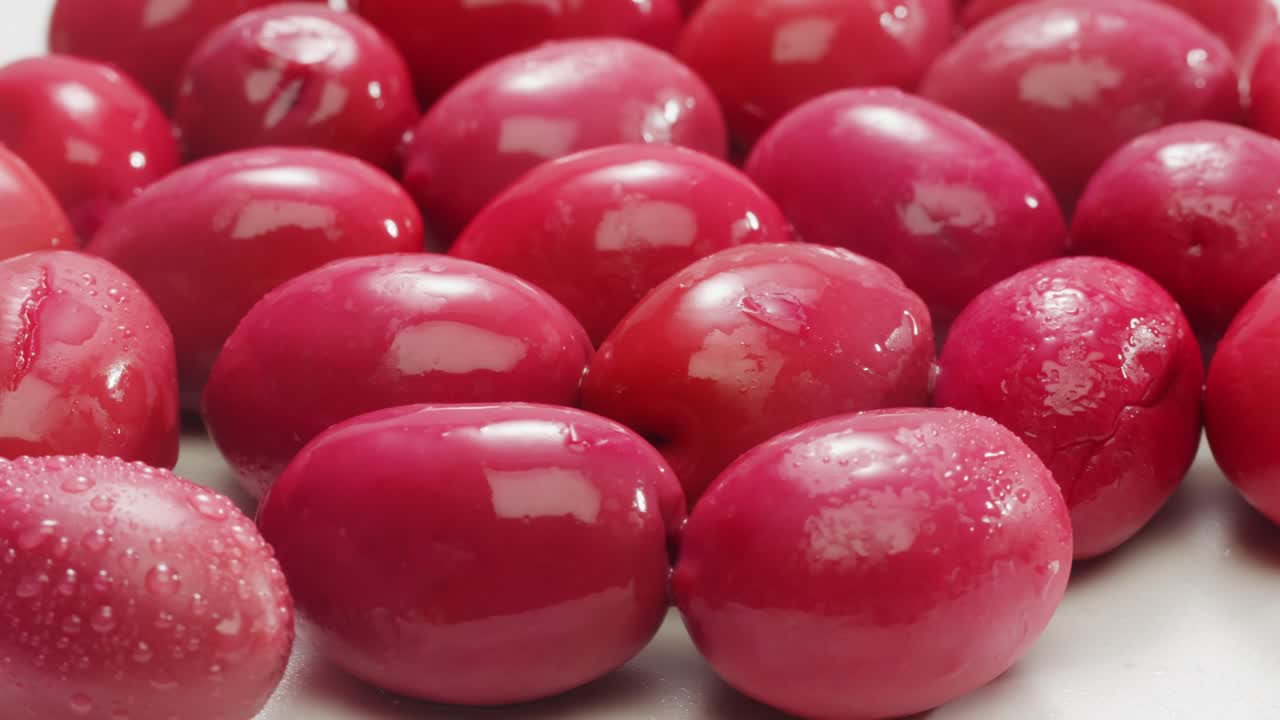 고품질의 4k 영상으로 그리스에서 배경으로 인 둥근 녹색 올리브.