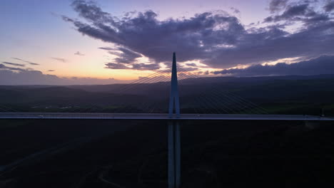 Drohne-Fängt-Die-Nächtliche-Schönheit-Des-Viadukts-Von-Millau-Ein.